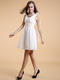 Kort klänning i vit med rynkad detaljer