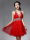 Kort klänning i rött med djup v-ringning och glittrande strasstenar