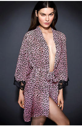 Robe de nuit avec motifs imprimés léopard rose.