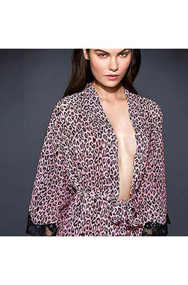 Robe de nuit avec motifs imprimés léopard rose.