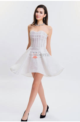 Corset long style robe blanche avec décolleté en cœur