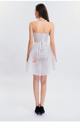 Corset long style robe blanche avec décolleté en cœur