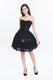 Söt kortsettklänning med kjol i blommig svart spets