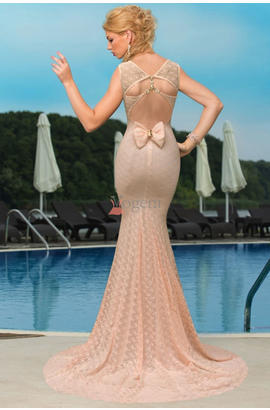 Magnifique robe sirène pour soirées ou évènements chics avec finition en dentelle