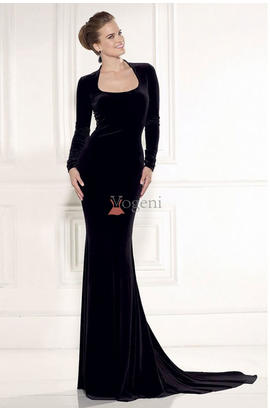 Robe noir longue de style classique à manches longues