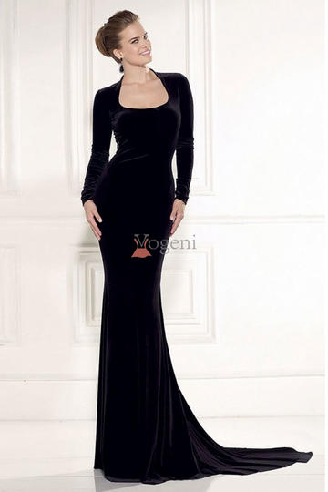 Robe noir longue de style classique à manches longues