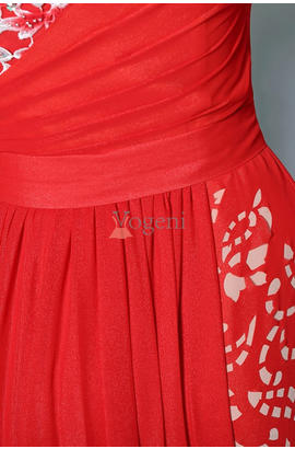 Robe de soirée orientale rouge avec épaules asymétriques et motif floral