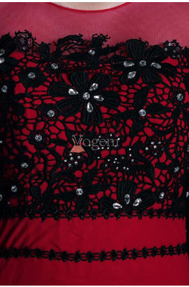 Robe de soirée ou de bal rouge en satin, avec dentelle noire fleurie et ornée de cristaux