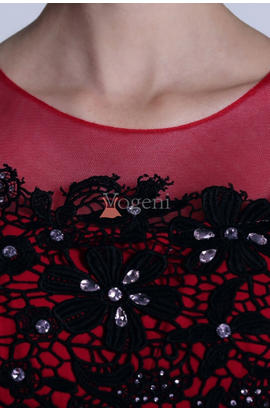 Robe de soirée ou de bal rouge en satin, avec dentelle noire fleurie et ornée de cristaux