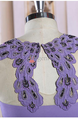 Robe de soirée brodée de couleur violette, à col rond et dos découpé