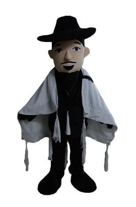 Costume de mascotte portant un complet noir et un manteau